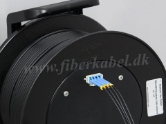 Fiberoptisk kabel p kabeltromle med tilslutningsstik, 