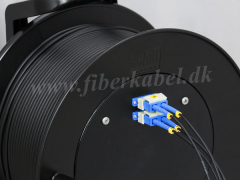 Fiberoptisk mobilkabel p kabeltromle med tilslutningsstik, 